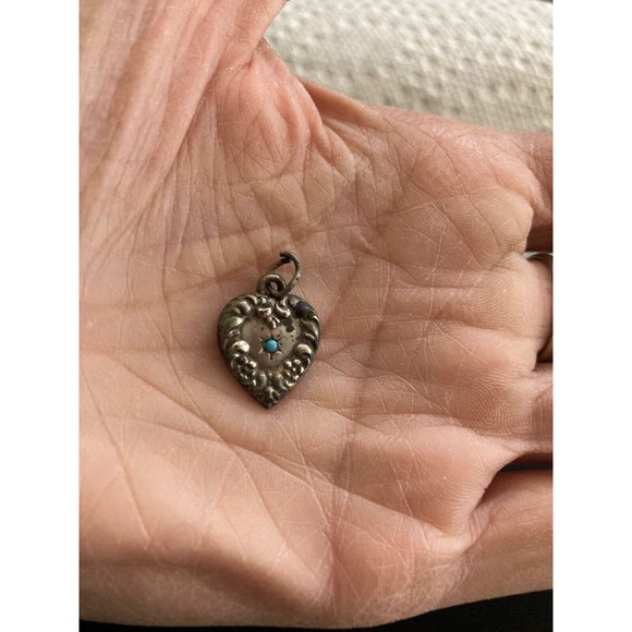 ANTIQUE VICTORIAN STERLING SILVER REPOUSSE HEART BRACELET CHARM Turquoise - Picture 2 of 5